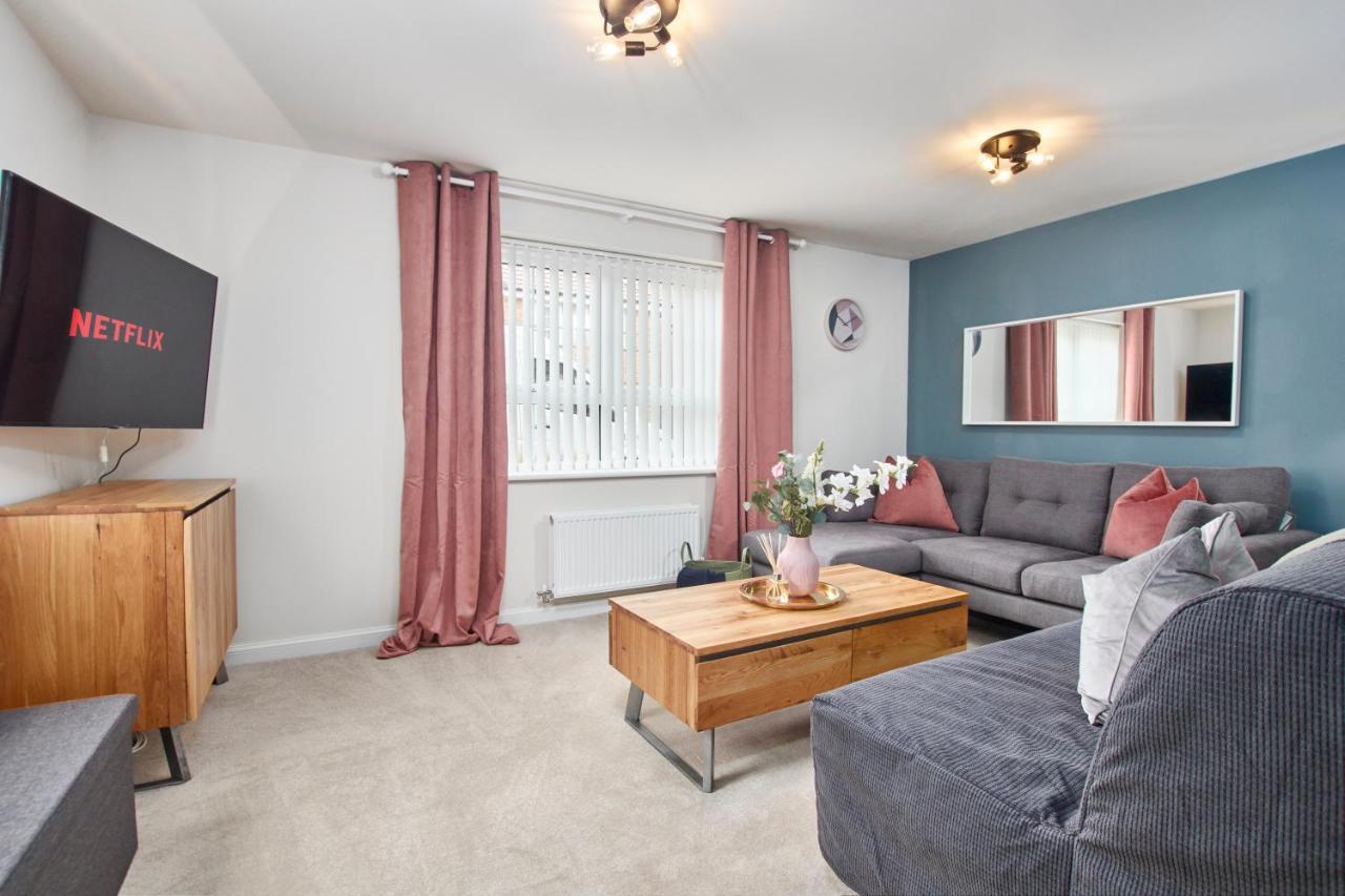 Superb 3Br House In Coventry Sleeps 9 W/Parking Villa Exteriör bild