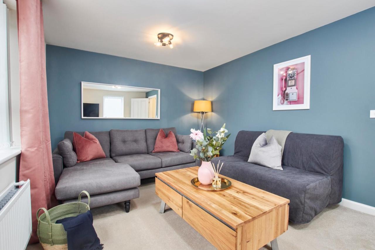 Superb 3Br House In Coventry Sleeps 9 W/Parking Villa Exteriör bild