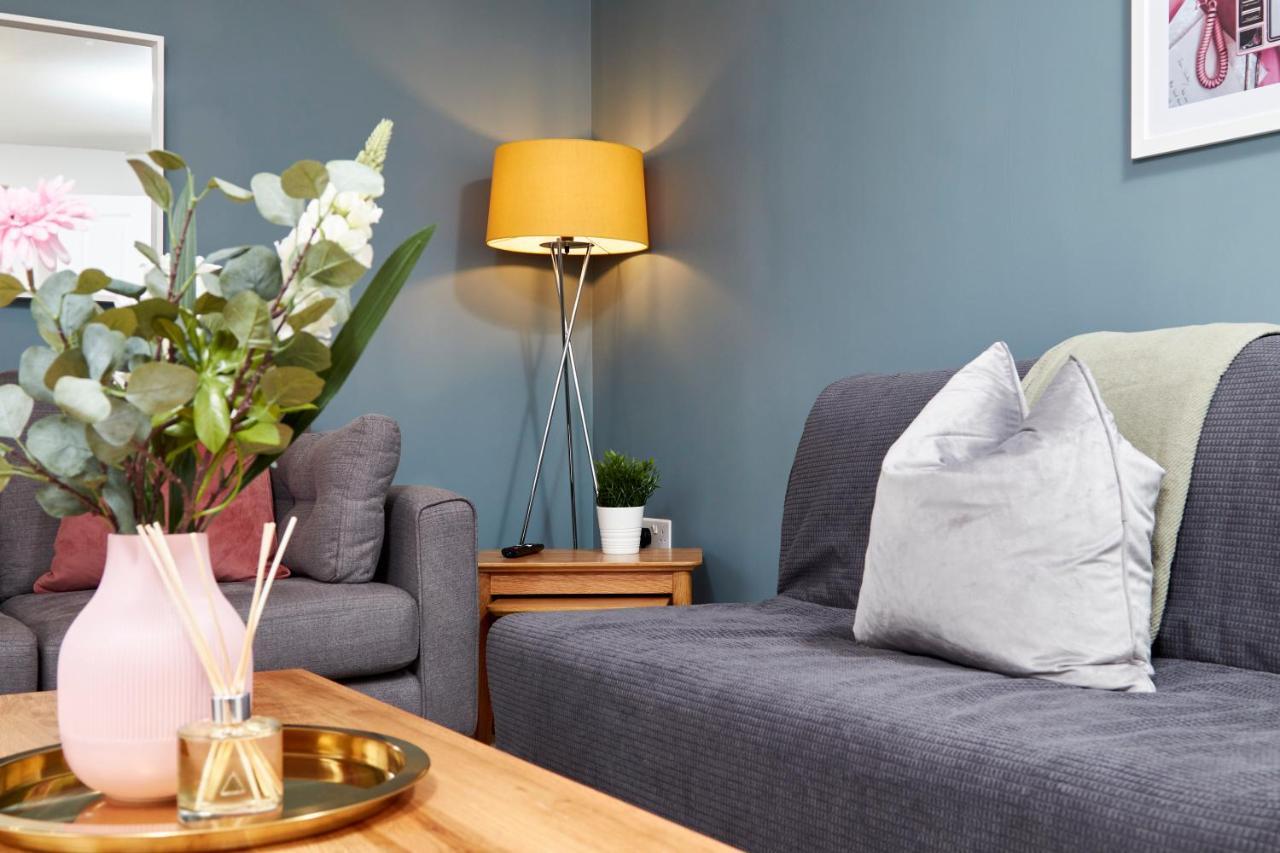 Superb 3Br House In Coventry Sleeps 9 W/Parking Villa Exteriör bild